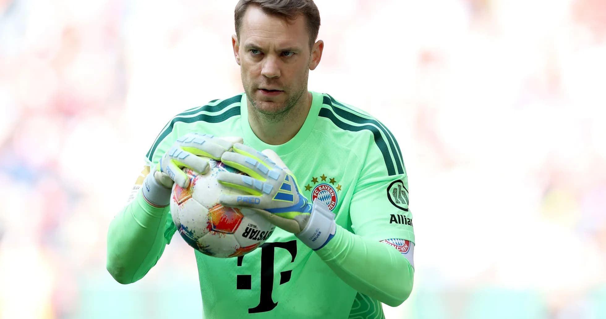 Portero sosteniendo el balón antes del partido