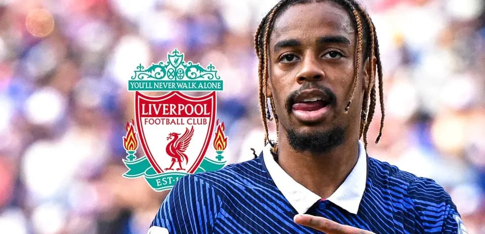Jugador de Liverpool con uniforme en el campo