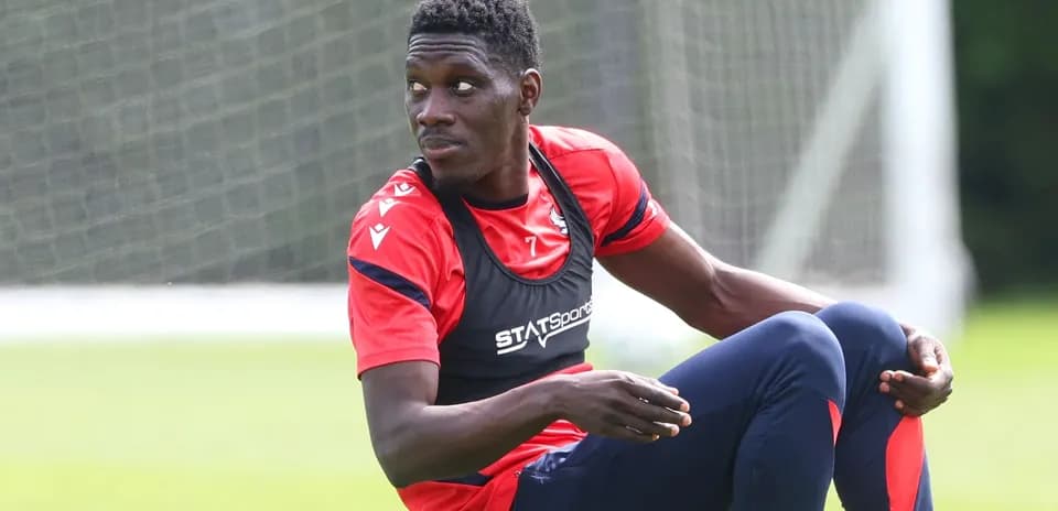 Jugador sentado durante sesión de entrenamiento en campo