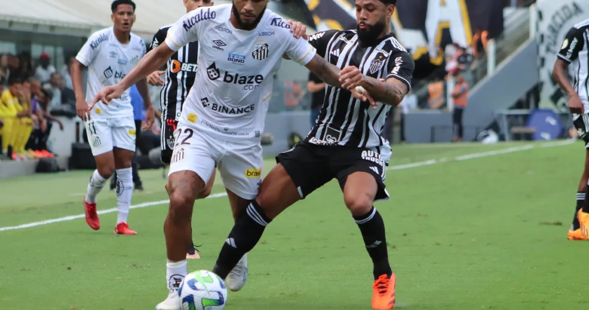 Jugadores compitiendo por el balón en el partido