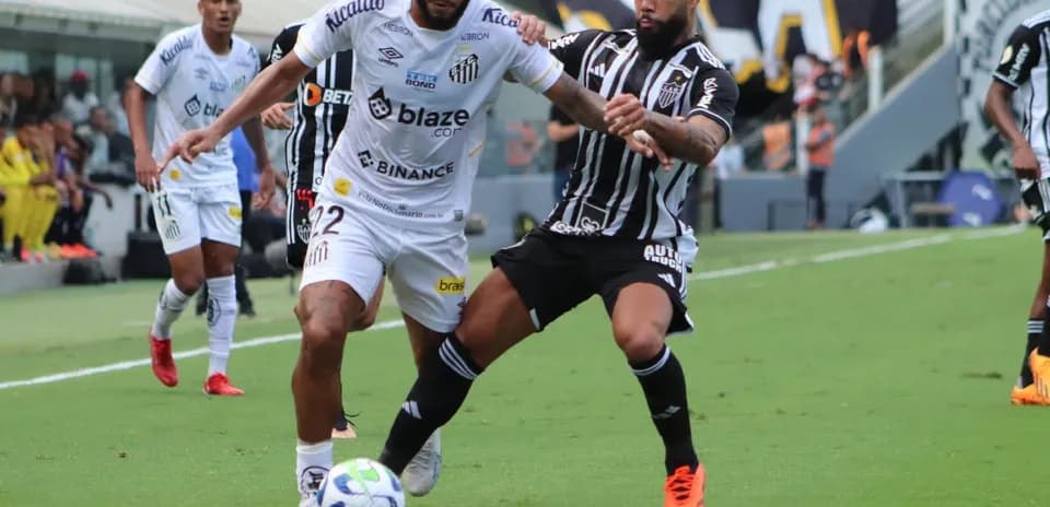 Jugadores compitiendo por el balón en el partido