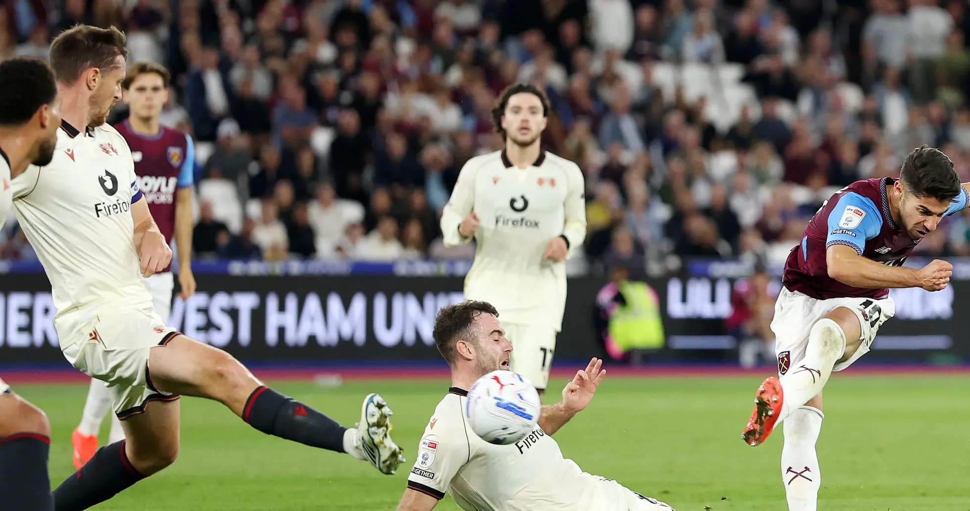 Jugador de West Ham chutando el balón en partido