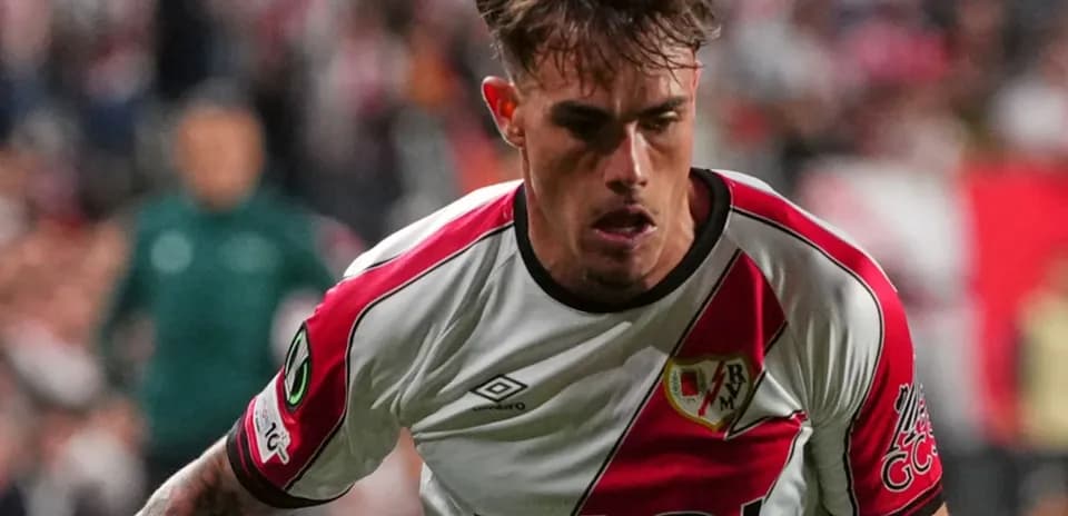 Jugador de Rayo Vallecano corriendo en el campo