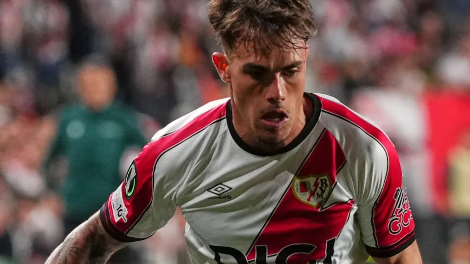 Jugador de Rayo Vallecano corriendo en el campo
