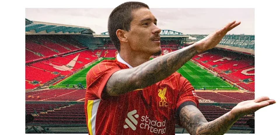 Jugador de Liverpool señalando en el estadio Anfield