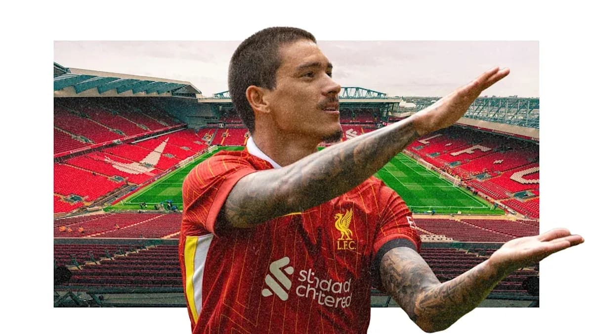 Jugador de Liverpool señalando en el estadio Anfield