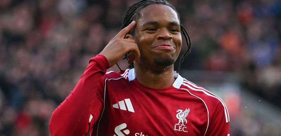 Jugador de Liverpool celebrando un gol con gesto