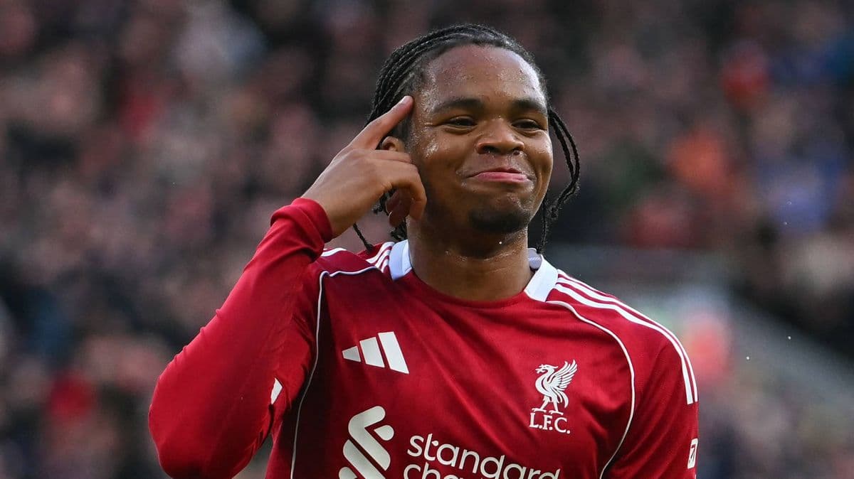 Jugador de Liverpool celebrando un gol con gesto