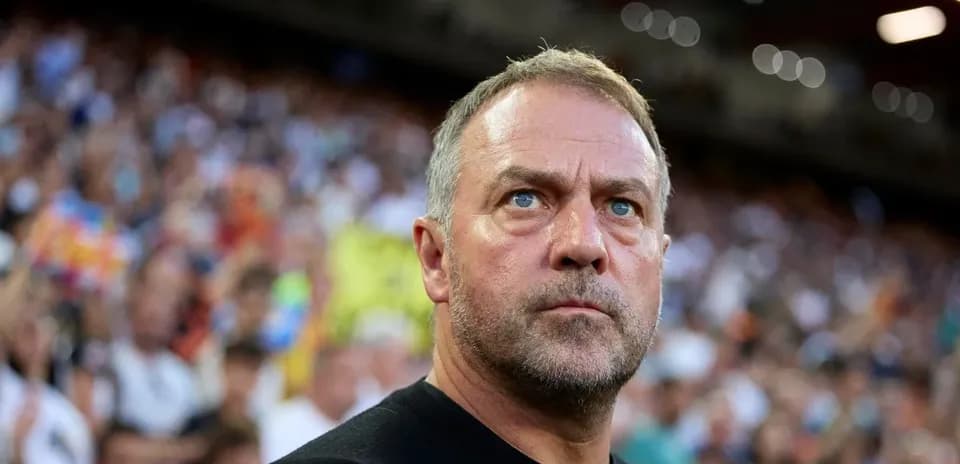 Entrenador observando el partido desde la grada