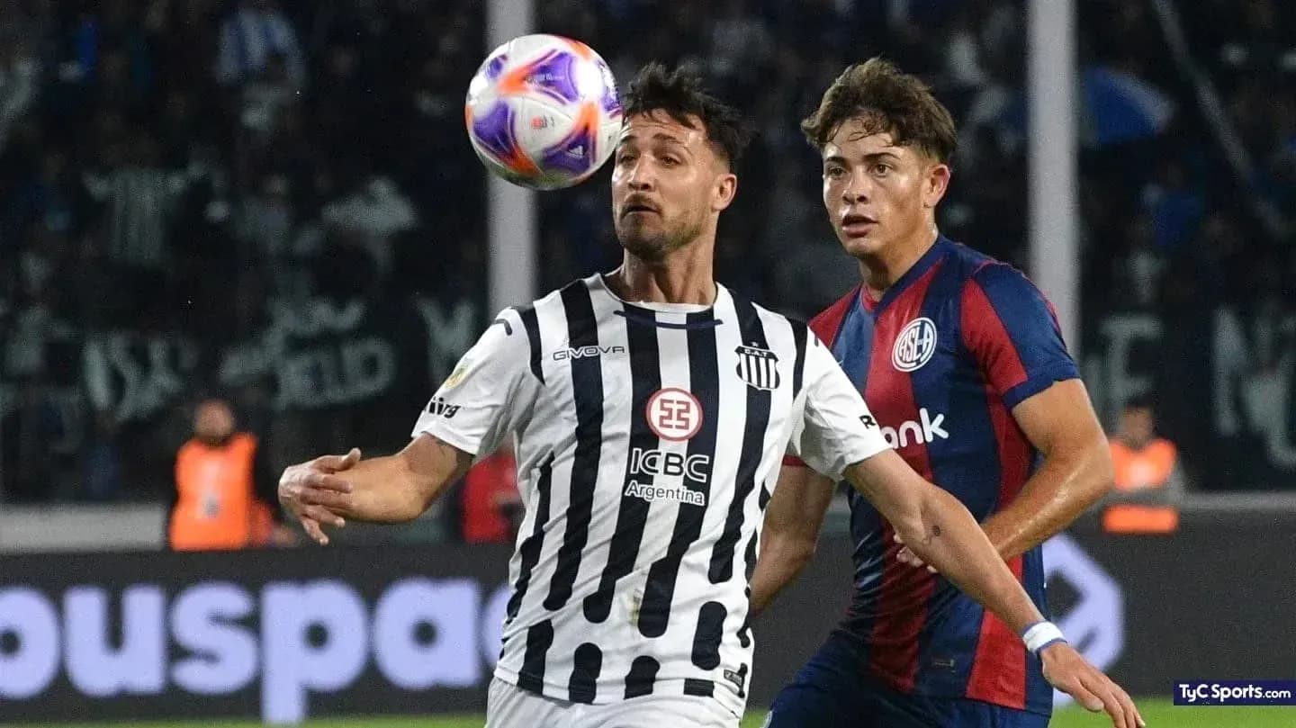 Jugadores de Talleres y San Lorenzo en acción