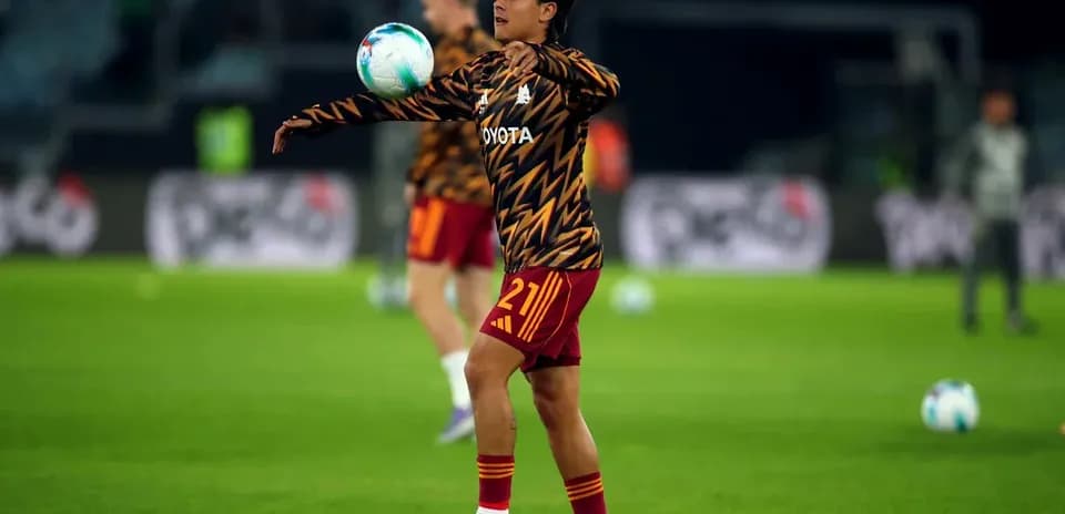 Jugador calentando con balón antes del partido