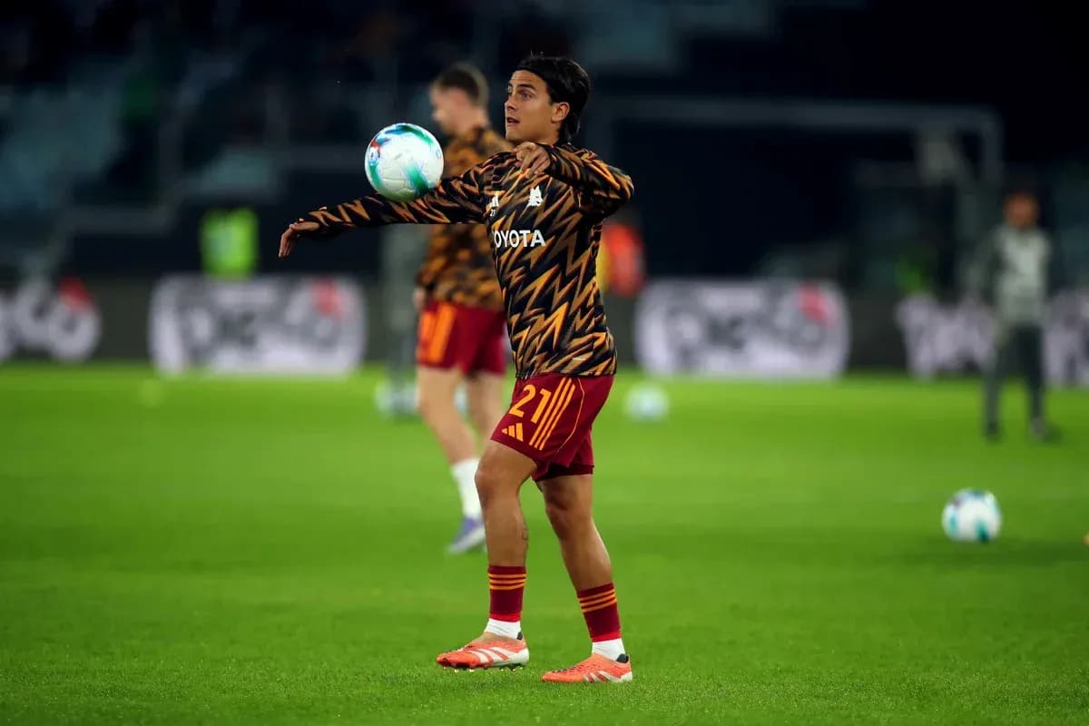 Jugador calentando con balón antes del partido