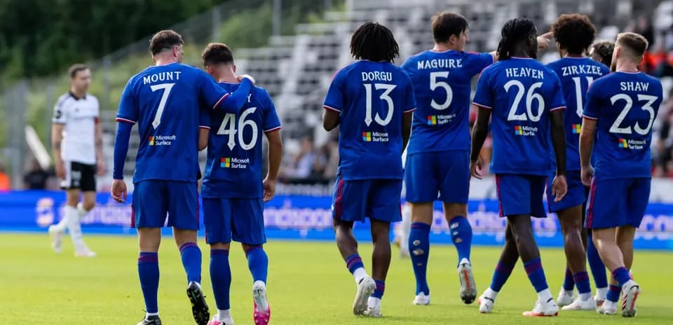 Jugadores del equipo celebrando en el campo de fútbol