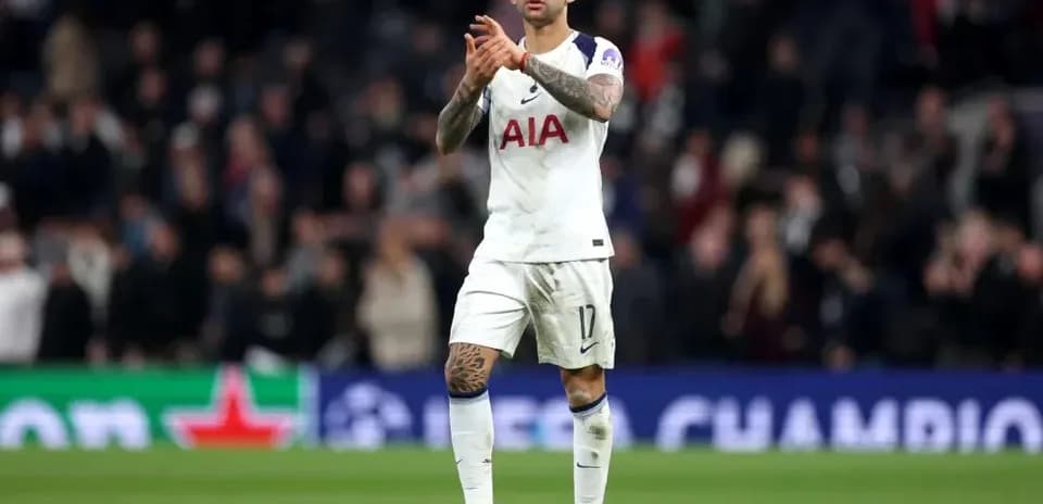Jugador aplaudiendo en el estadio después del partido
