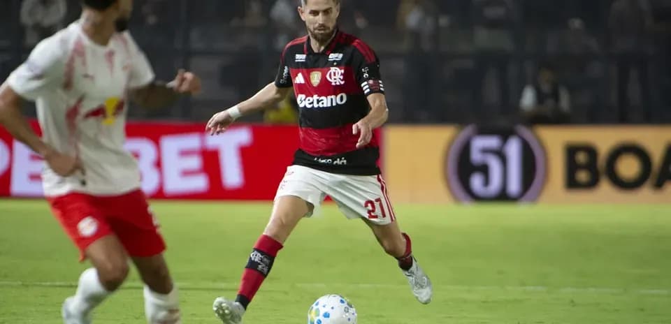 Jugador de Flamengo controlando el balón en el partido