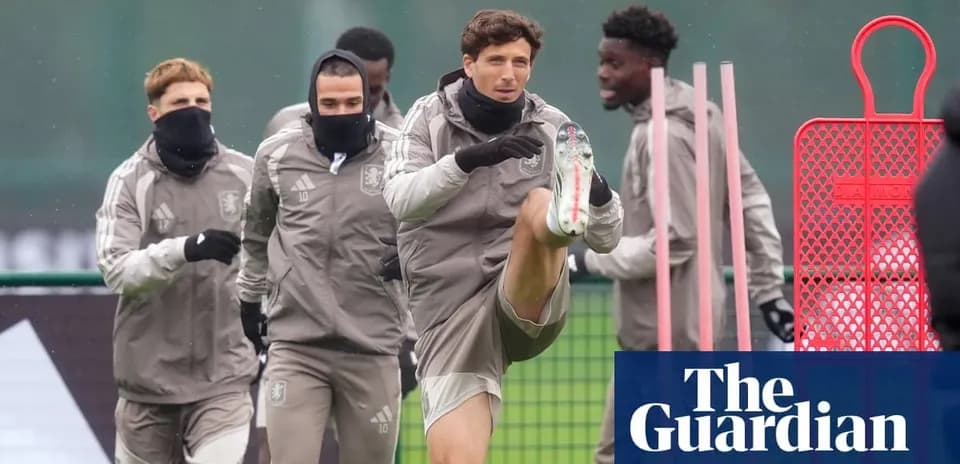Jugadores entrenando en sesión de práctica al aire libre