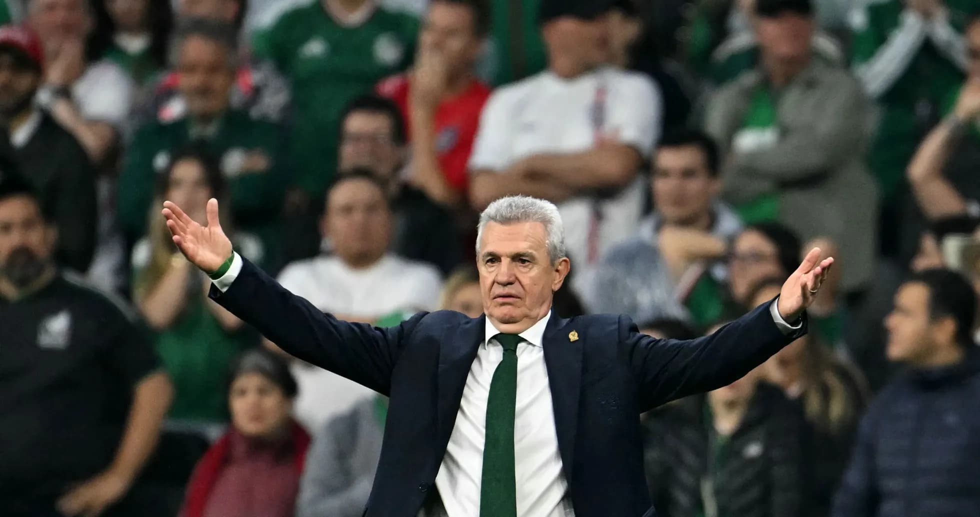 Entrenador gesticulando durante el partido en el estadio
