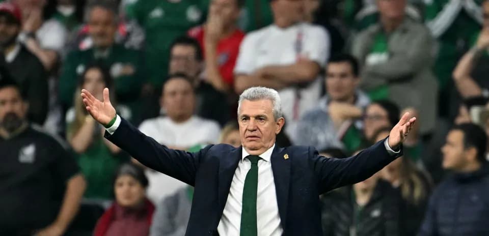 Entrenador gesticulando durante el partido en el estadio