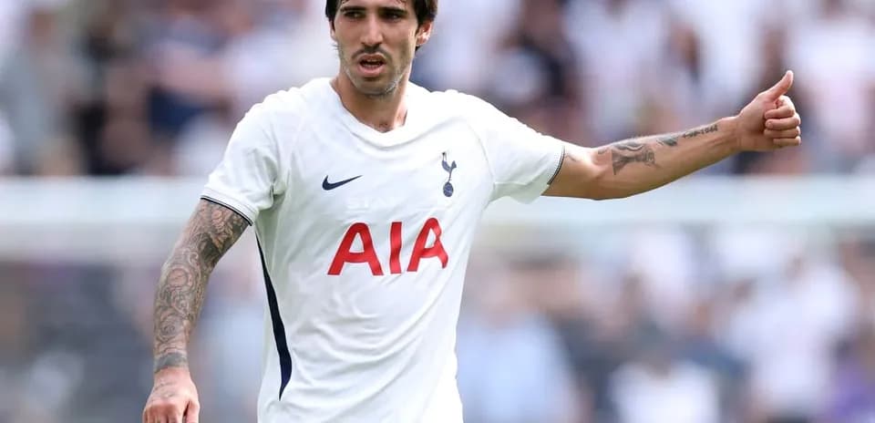 Jugador de Tottenham haciendo un gesto en el campo