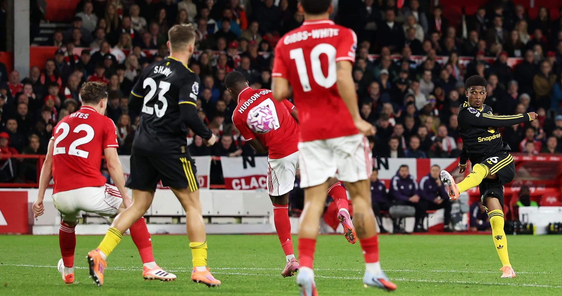 Jugador de Nottingham Forest dispara a puerta
