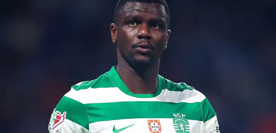 Jugador de Sporting CP en camiseta a rayas verdes y blancas