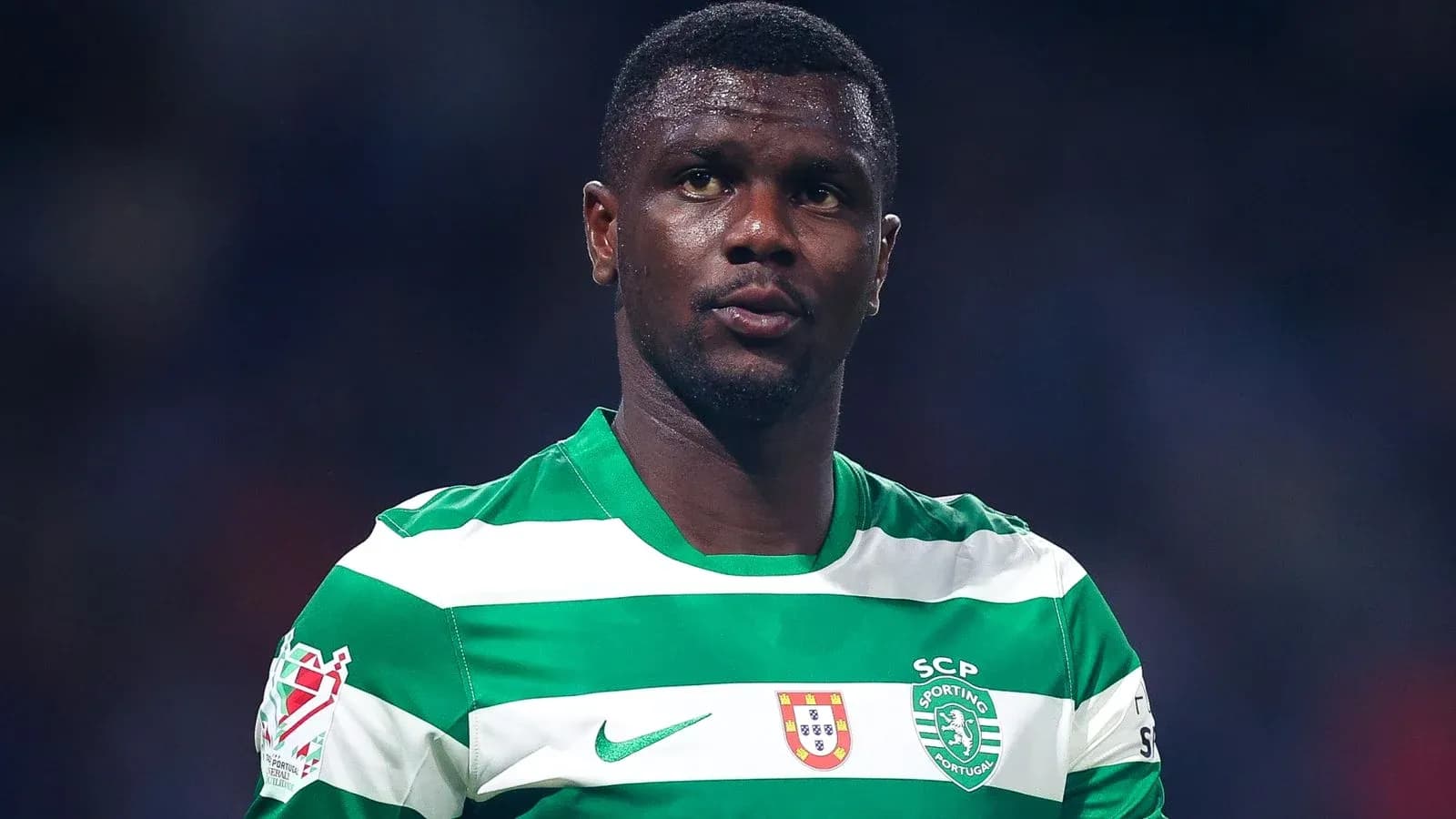 Jugador de Sporting CP en camiseta a rayas verdes y blancas