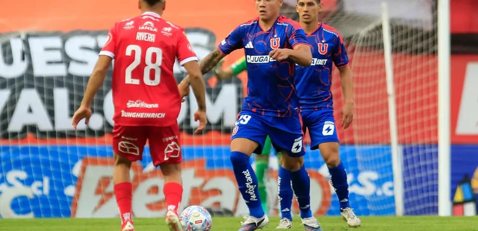 Jugadores de Universidad de Chile en acción