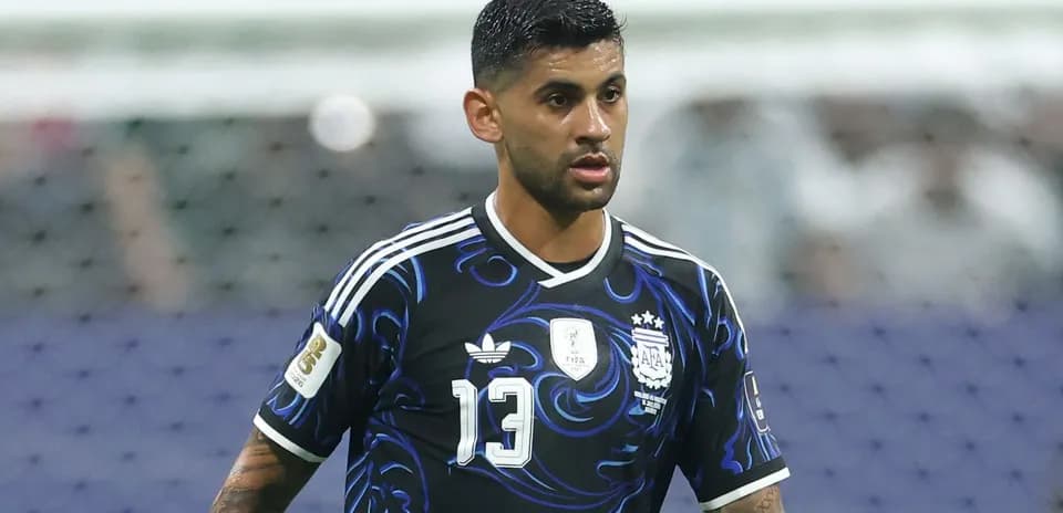 Jugador argentino con camiseta negra en el campo