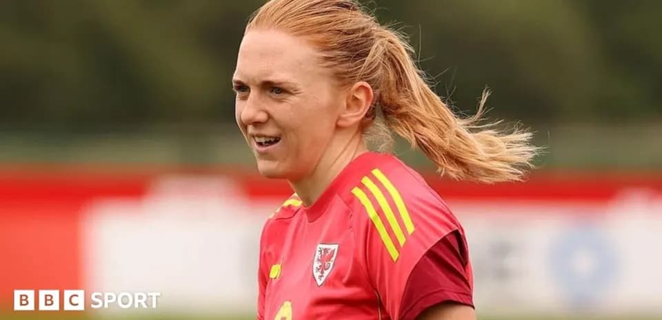Jugadora de fútbol en entrenamiento con camiseta roja