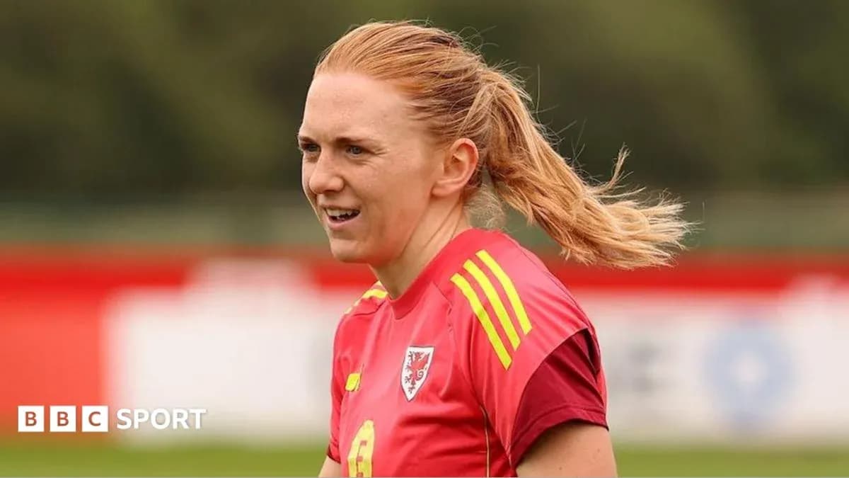 Jugadora de fútbol en entrenamiento con camiseta roja