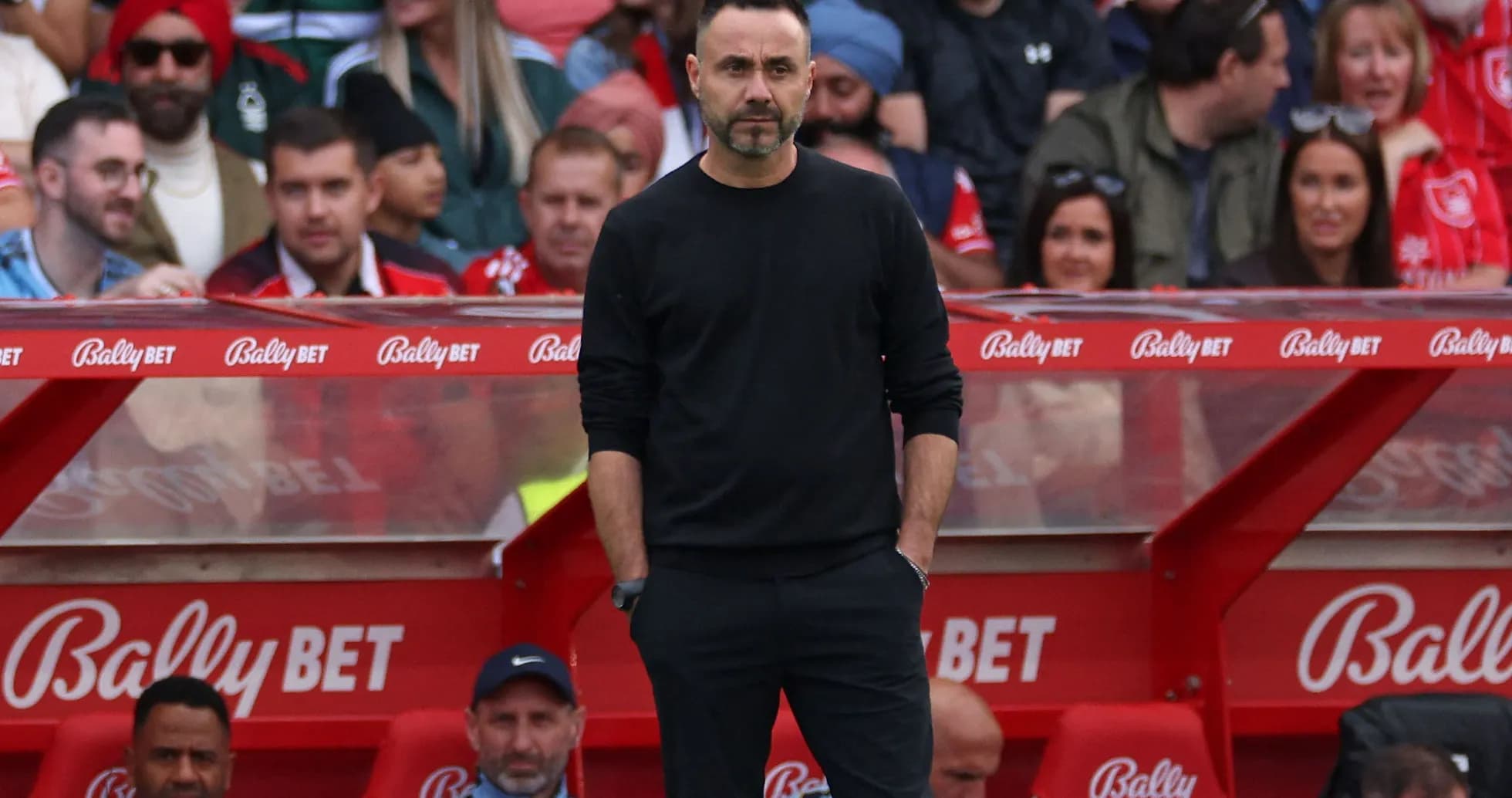 Entrenador observando el partido desde la línea lateral