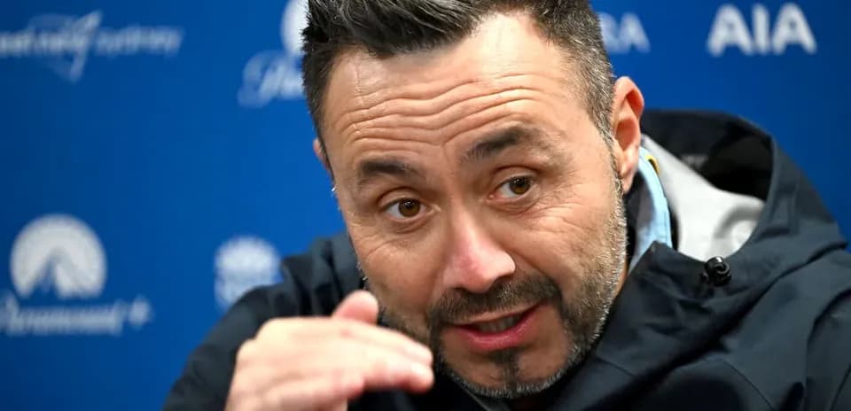 Entrenador hablando en una conferencia de prensa