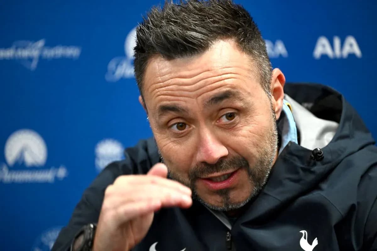 Entrenador hablando en una conferencia de prensa