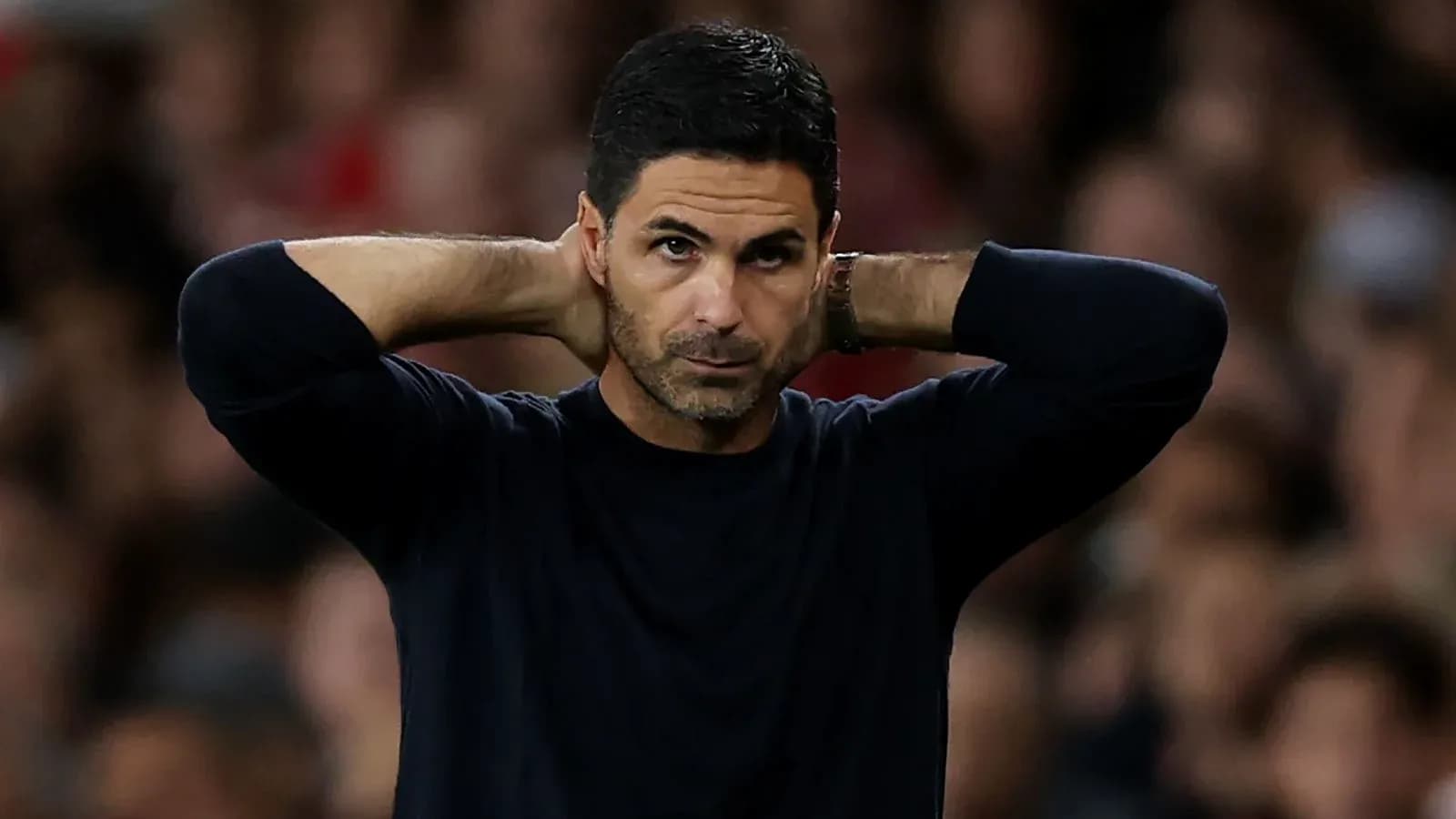 Entrenador con las manos en la cabeza durante el partido
