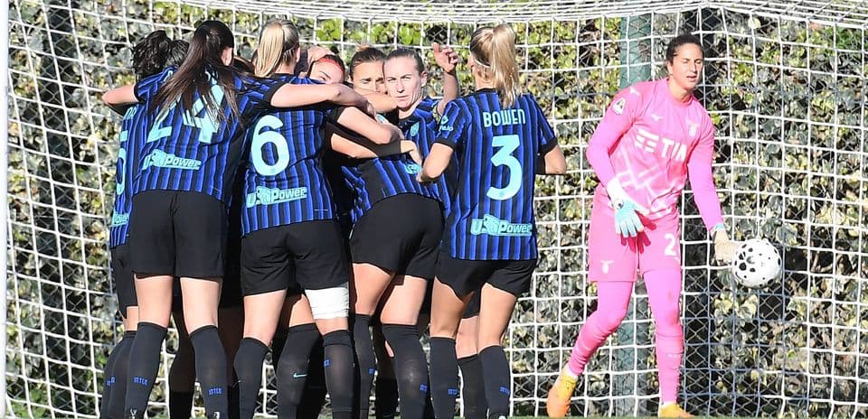 Jugadoras de Inter celebrando un gol