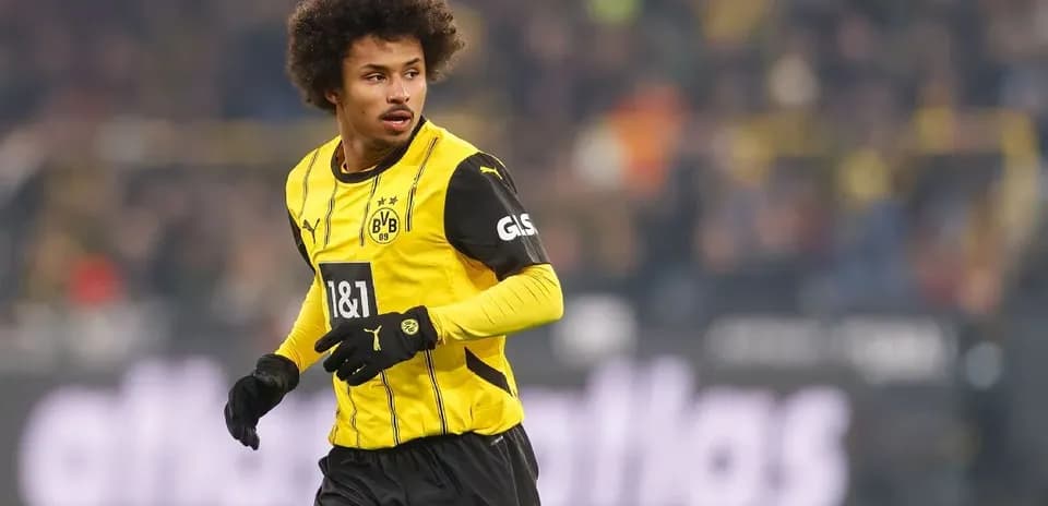 Jugador de Borussia Dortmund en acción durante el partido