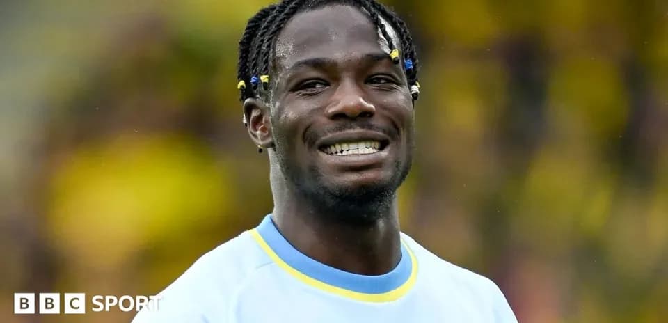 Jugador sonriendo durante un partido de fútbol