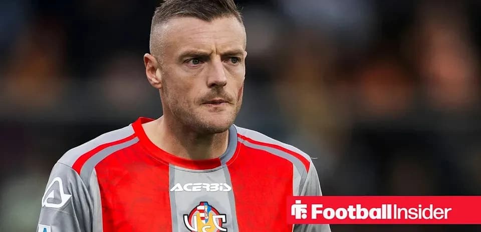 Jugador en uniforme de fútbol durante el partido