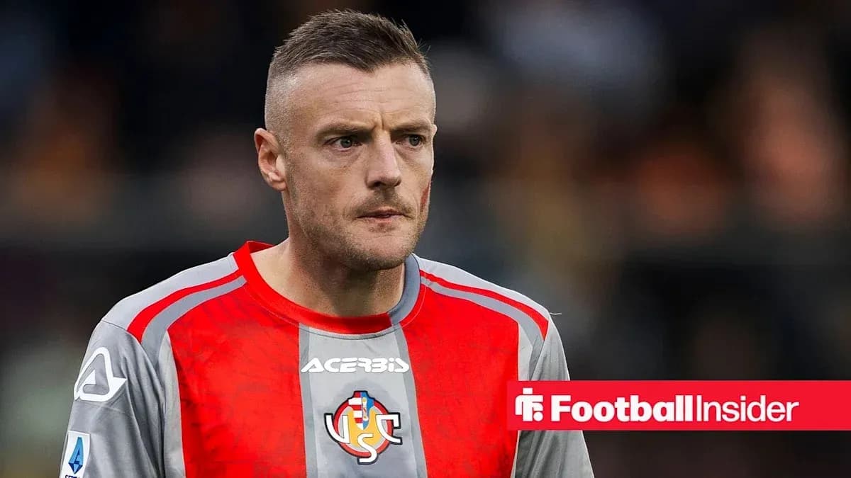 Jugador en uniforme de fútbol durante el partido