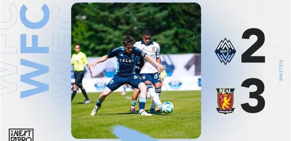 Jugador de Vancouver Whitecaps II compitiendo por el balón