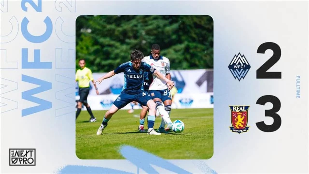 Jugador de Vancouver Whitecaps II compitiendo por el balón