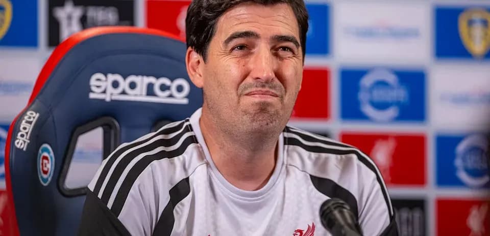 Entrenador en rueda de prensa con fondo de patrocinadores