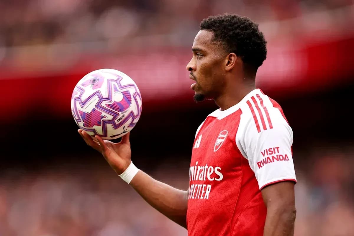 Jugador de Arsenal sosteniendo un balón de fútbol