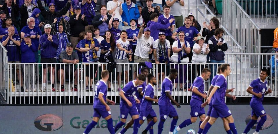 Aficionados de Louisville City animando a su equipo