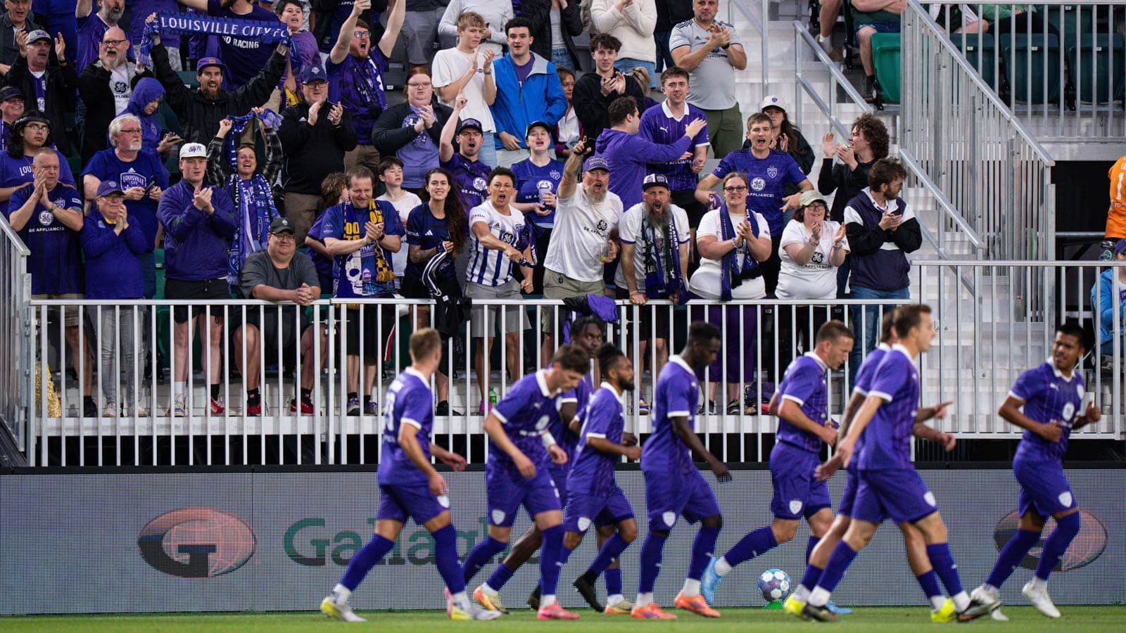 Aficionados de Louisville City animando a su equipo