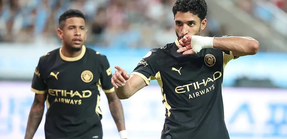 Jugador celebrando gol con gesto en el estadio