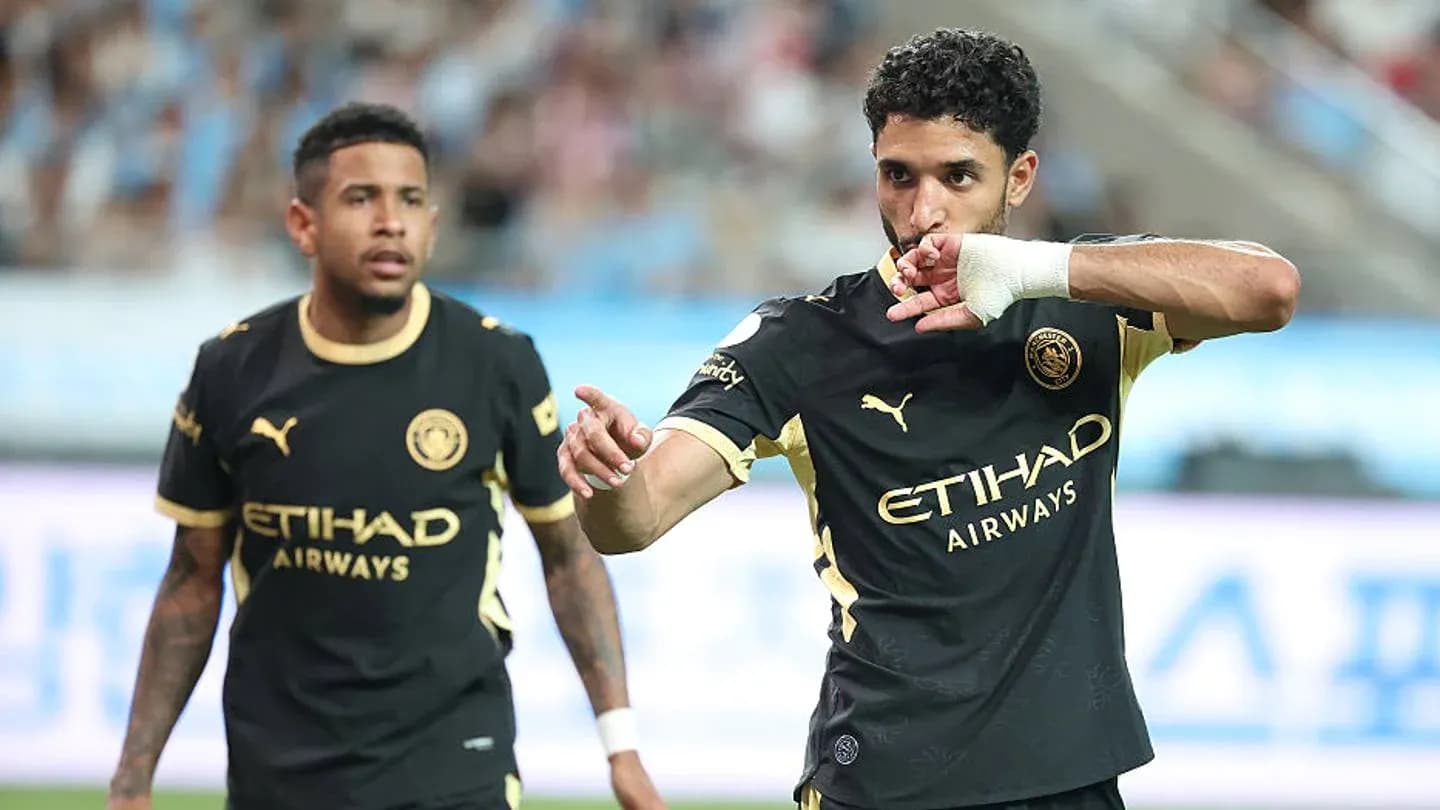 Jugador celebrando gol con gesto en el estadio