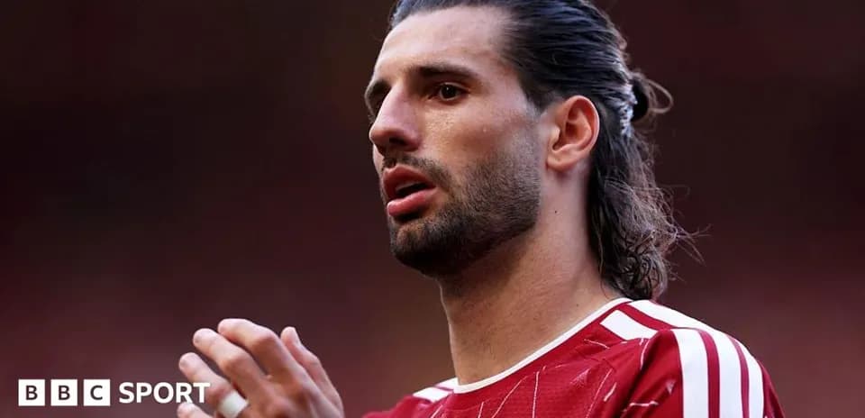 Jugador con camiseta roja en el campo