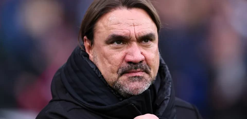 Entrenador observando desde la línea de banda