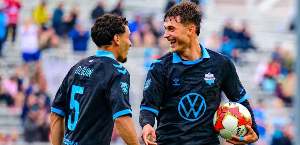 Jugadores de HFX Wanderers celebrando un gol